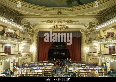 BUENOS AIRES, ARGENTINE - 29 NOVEMBRE 2018 : vue intérieure de la librairie El Ateneo Grand Splendid, Buenos Aires.Argentine repère Banque D'Images