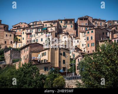 Siena Cityscape avec maisons résidentielles médiévales du centre historique de la vieille ville perchée sur une colline en Toscane Banque D'Images