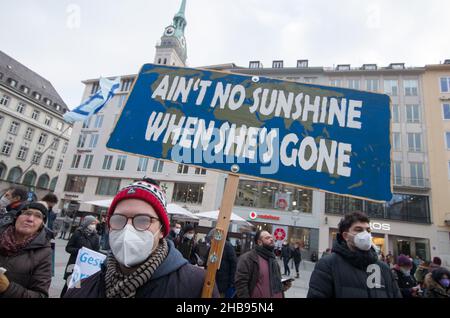 Munich, Bavière, Allemagne.17th décembre 2021.Célébrant leur troisième anniversaire, jusqu'à 300 participants ont strictement observé les réglementations anti-pandémiques et ont défilé de Marienplatz à Gaertnerplatz à Munich.Le groupe réclame l'intervention de la nouvelle coalition, affirmant que l'inaction ne peut plus être imputée à la CDU et à l'Union CSU.Crédit : ZUMA Press, Inc./Alay Live News Banque D'Images