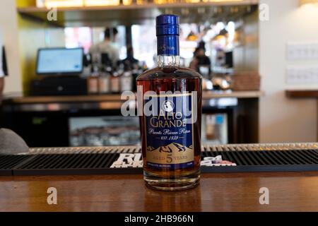 New York, NY - 17 décembre 2021 : bouteille de rhum Alto Grande Puerto Rican exposée lors de l'ouverture officielle de Chocobar Cortes dans le sud du Bronx Banque D'Images