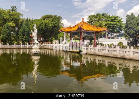 IPOH, MALAYASIA - 25 MARS 2018 : petit étang près du temple de Perak Tong à Ipoh, Malaisie. Banque D'Images