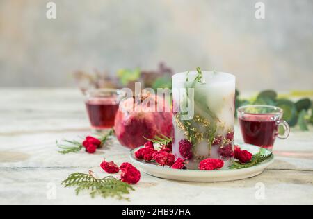 Bougies faites à la main avec fleurs séchées design unique.Bougies parfumées décorées de feuilles et de fleurs sèches.Mise au point sélective Banque D'Images