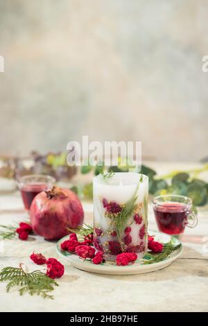 Bougies faites à la main avec fleurs séchées design unique.Bougies parfumées décorées de feuilles et de fleurs sèches.Mise au point sélective Banque D'Images