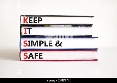 SYMBOLE KISS Keep IT simple and safe.Les mots de concept KISS permettent de garder la simplicité et la sécurité sur les livres.Belle table blanche, fond blanc.Affaires et BAISER Banque D'Images