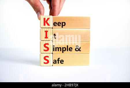 SYMBOLE KISS Keep IT simple and safe.Les mots de concept KISS permettent de garder des blocs de bois simples et sûrs.Belle table blanche, fond blanc.Business et K Banque D'Images