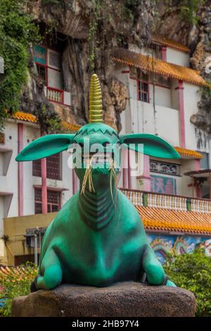 Sculpture de vache au temple de Ling Sen Tong à Ipoh, Malaisie. Banque D'Images