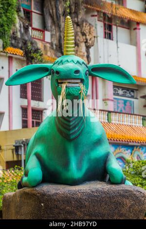 Sculpture de vache au temple de Ling Sen Tong à Ipoh, Malaisie. Banque D'Images