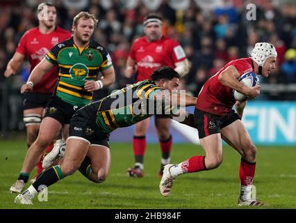 Mike Lowry d'Ulster (à droite) est affronté par Matt Proctor de Northampton Saints lors du match Heineken Champions Cup Group A au Kingspan Stadium, à Belfast.Date de la photo: Vendredi 17 décembre 2021. Banque D'Images