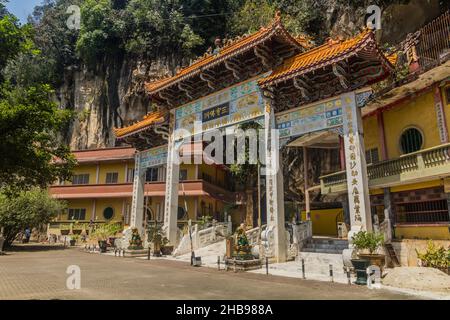 IPOH, MALAYASIA - 25 MARS 2018 : porte du temple Sam Poh Tong à Ipoh, Malaisie. Banque D'Images