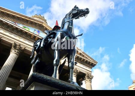 Glasgow, Royaume-Uni - 4 octobre 2021 : statue équestre du duc de Wellington avec cône orange.À l'extérieur de la Galerie d'Art moderne Banque D'Images