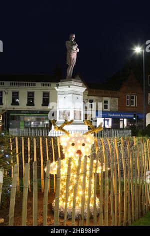 Ayr, Ayrshire, Écosse, Royaume-Uni.Lumières et décorations de Noël autour de la place de la statue de Burns, Ayr.L'exposition des décorations d'arbre et de noël se concentre autour de la statue de Robert Burns Banque D'Images