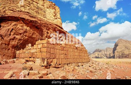 Mur de briques en pierre au printemps de Lawrence - lieu touristique populaire, lieu de cinéma, dans le désert de Wadi Rum Banque D'Images