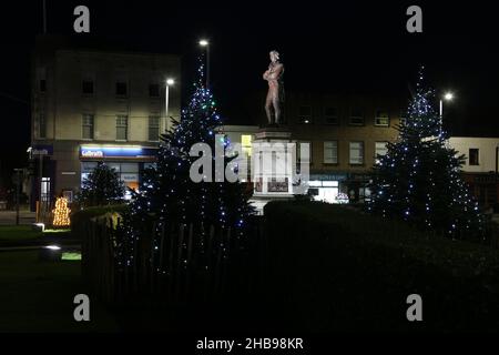 Ayr, Ayrshire, Écosse, Royaume-Uni.Lumières et décorations de Noël autour de la place de la statue de Burns, Ayr.L'exposition des décorations d'arbre et de noël se concentre autour de la statue de Robert Burns Banque D'Images