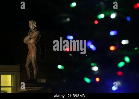 Ayr, Ayrshire, Écosse, Royaume-Uni.Lumières et décorations de Noël autour de la place de la statue de Burns, Ayr.L'exposition des décorations d'arbre et de noël se concentre autour de la statue de Robert Burns Banque D'Images