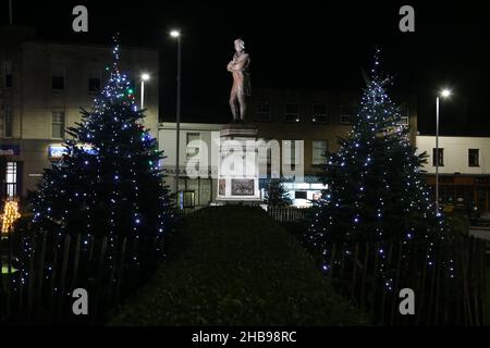 Ayr, Ayrshire, Écosse, Royaume-Uni.Lumières et décorations de Noël autour de la place de la statue de Burns, Ayr.L'exposition des décorations d'arbre et de noël se concentre autour de la statue de Robert Burns Banque D'Images