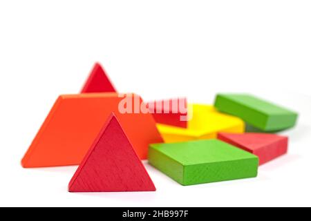 Blocs de bois colorés sur fond blanc Banque D'Images