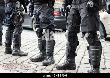 Cordon de la police dans la rue de la ville.Vue rapprochée des forces spéciales portant des vêtements blindés et un uniforme.Garde de sécurité avec arme et armes à feu Banque D'Images