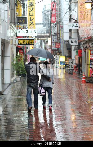 Les gens sous la pluie dans les rues ont vue à Osaka japon en 2010 Banque D'Images