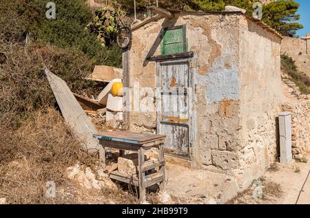 Ancienne maison en pierre abandonnée sur la côte de la mer méditerranée sur l'île Levanzo en Sicile, province de Trapany, Italie Banque D'Images