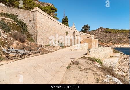 Entrée du cimetière sur l'île Levanzo, la plus petite des îles Aegadiennes de la mer Méditerranée en Sicile, province de Trapany, Italie Banque D'Images