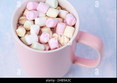 guimauves de couleur pastel dans une tasse avec chocolat chaud Banque D'Images
