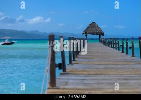 Quai aquatique sur le lagon dominicain.Espace de copie, grand angle.Quai marin dans l'ancrage des caraïbes.Île paradisiaque avec digue de baie.Quai marin en haut Banque D'Images