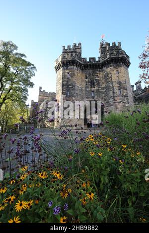 Lancaster Castle, Lancaster, Lancashire, Angleterre Royaume-Uni.L'imposant Gatehouse et devant le château Banque D'Images