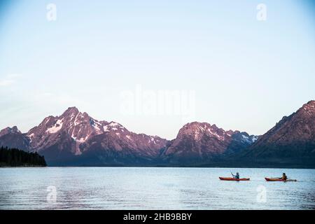 Deux kayakistes sur le lac Jackson dans le Wyoming Banque D'Images