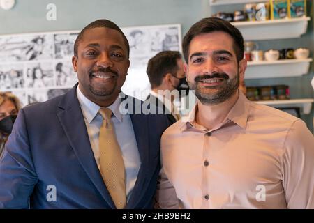 New York, États-Unis.17th décembre 2021.Le lieutenant-gouverneur Brian Benjamin et le directeur exécutif de Chocobar Carlos Cortes assistent à l'inauguration officielle de Chocobar Cortes dans le sud du Bronx.L'inauguration a été célébrée par le lieutenant-gouverneur Brian Benjamin et le président de Bronx Borough Ruben Diaz Jr., ainsi que par des membres de la famille, des amis et des représentants d'affaires.Carlos Cortes est une entreprise de chocolat de 4th générations ouverte à l'origine en République dominicaine et plus tard à Porto Rico.C'est le premier emplacement à l'extérieur de Porto Rico sur le sol américain.La famille Chocolate Cortes a établi leur chocolat des Caraïbes Banque D'Images