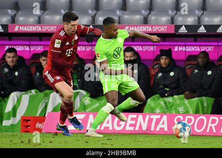 Munich, Allemagne.17th décembre 2021.Robert LEWANDOWSKI (FC Bayern Munich), action, duels contre Ridle BAKOU (WOB).Football 1.Saison Bundesliga 2021/2022,17.match, matchday17.FC Bayern Munich - VFL Wolfsburg, le 17th décembre 2021, ALLIANZARENA Muenchen.Credit: dpa/Alay Live News Banque D'Images