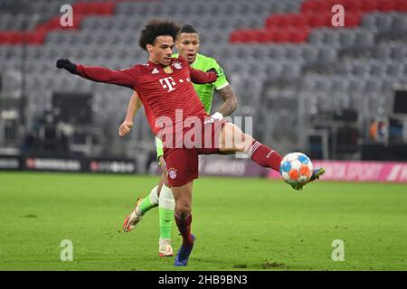 Munich, Allemagne.17th décembre 2021.Leroy SANE (FC Bayern Munich) sur le ballon, l'action.Football 1.Saison Bundesliga 2021/2022,17.match, matchday17.FC Bayern Munich - VFL Wolfsburg, le 17th décembre 2021, ALLIANZARENA Muenchen.Credit: dpa/Alay Live News Banque D'Images