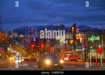 Cambie Street, nuit, circulation, Vancouver, Colombie-Britannique,Canada Banque D'Images