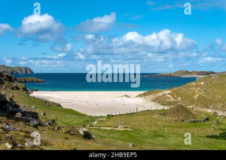 Maison en fer reconstruite et plage de sable Bosta (Camas Bostadh), Great BERNERA (Bearnaigh), île de Lewis dans les Hébrides extérieures, Écosse, Royaume-Uni Banque D'Images