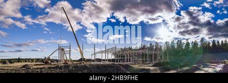 Chantier de construction de la structure de cadre en acier sur fond de ciel. Grue haute, panorama panoramique large Banque D'Images