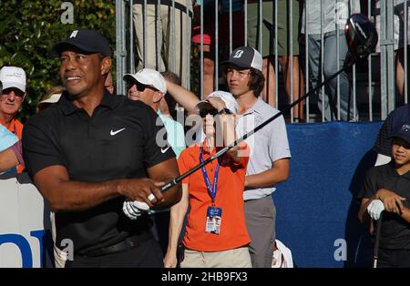 Orlando, États-Unis.17th décembre 2021.Tiger Woods frappe une balle de t-shirt, pendant le championnat PNC au Ritz-Carlton Golf Club.Tiger Woods fait son retour au golf de compétition, 10 mois après avoir subi de graves blessures aux jambes lors d'un accident de voiture.Woods est associé à son fils Charlie pour le tournoi.Crédit : SOPA Images Limited/Alamy Live News Banque D'Images