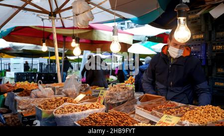 Izmir, Izmir, Turquie.11th décembre 2021.La Turquie augmente le salaire minimum de 50 pour cent contre le krach de Lira et le taux d'inflation élevé.Le président Recep Tayyip Erdogan a annoncé jeudi que le salaire minimum augmenterait de 50 pour cent à partir de l'année prochaine.D'autre part, aujourd'hui vendredi, la livre turque a atteint un nouveau record de 17 dollar.Après l'intervention de la Banque centrale d'Istanbul, le taux de change dollar/TL a baissé aux niveaux de 16,50.La bourse turque de Borsa Istanbul a fermé la semaine avec des baisses brutales et deux fois le disjoncteur.(Credit image: © Idil Toffolo/Pacific Press via ZUMA Press Wire) Banque D'Images