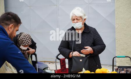 Izmir, Izmir, Turquie.11th décembre 2021.La Turquie augmente le salaire minimum de 50 pour cent contre le krach de Lira et le taux d'inflation élevé.Le président Recep Tayyip Erdogan a annoncé jeudi que le salaire minimum augmenterait de 50 pour cent à partir de l'année prochaine.D'autre part, aujourd'hui vendredi, la livre turque a atteint un nouveau record de 17 dollar.Après l'intervention de la Banque centrale d'Istanbul, le taux de change dollar/TL a baissé aux niveaux de 16,50.La bourse turque de Borsa Istanbul a fermé la semaine avec des baisses brutales et deux fois le disjoncteur.(Credit image: © Idil Toffolo/Pacific Press via ZUMA Press Wire) Banque D'Images