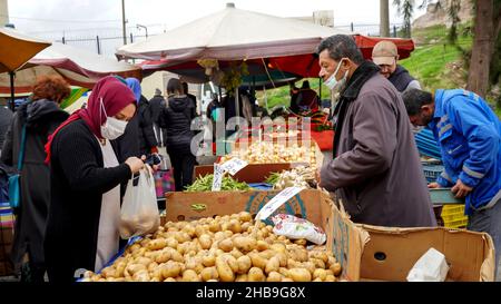 Izmir, Izmir, Turquie.11th décembre 2021.La Turquie augmente le salaire minimum de 50 pour cent contre le krach de Lira et le taux d'inflation élevé.Le président Recep Tayyip Erdogan a annoncé jeudi que le salaire minimum augmenterait de 50 pour cent à partir de l'année prochaine.D'autre part, aujourd'hui vendredi, la livre turque a atteint un nouveau record de 17 dollar.Après l'intervention de la Banque centrale d'Istanbul, le taux de change dollar/TL a baissé aux niveaux de 16,50.La bourse turque de Borsa Istanbul a fermé la semaine avec des baisses brutales et deux fois le disjoncteur.(Credit image: © Idil Toffolo/Pacific Press via ZUMA Press Wire) Banque D'Images
