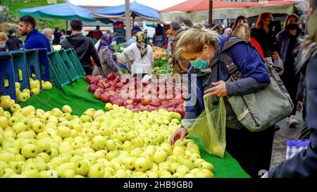 Izmir, Izmir, Turquie.11th décembre 2021.La Turquie augmente le salaire minimum de 50 pour cent contre le krach de Lira et le taux d'inflation élevé.Le président Recep Tayyip Erdogan a annoncé jeudi que le salaire minimum augmenterait de 50 pour cent à partir de l'année prochaine.D'autre part, aujourd'hui vendredi, la livre turque a atteint un nouveau record de 17 dollar.Après l'intervention de la Banque centrale d'Istanbul, le taux de change dollar/TL a baissé aux niveaux de 16,50.La bourse turque de Borsa Istanbul a fermé la semaine avec des baisses brutales et deux fois le disjoncteur.(Credit image: © Idil Toffolo/Pacific Press via ZUMA Press Wire) Banque D'Images