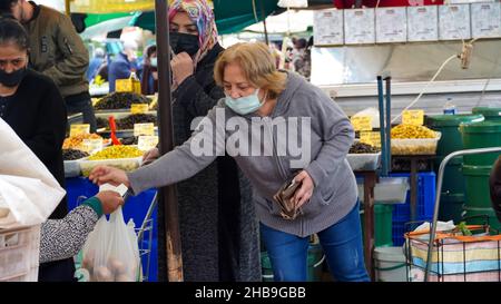 Izmir, Izmir, Turquie.11th décembre 2021.La Turquie augmente le salaire minimum de 50 pour cent contre le krach de Lira et le taux d'inflation élevé.Le président Recep Tayyip Erdogan a annoncé jeudi que le salaire minimum augmenterait de 50 pour cent à partir de l'année prochaine.D'autre part, aujourd'hui vendredi, la livre turque a atteint un nouveau record de 17 dollar.Après l'intervention de la Banque centrale d'Istanbul, le taux de change dollar/TL a baissé aux niveaux de 16,50.La bourse turque de Borsa Istanbul a fermé la semaine avec des baisses brutales et deux fois le disjoncteur.(Credit image: © Idil Toffolo/Pacific Press via ZUMA Press Wire) Banque D'Images