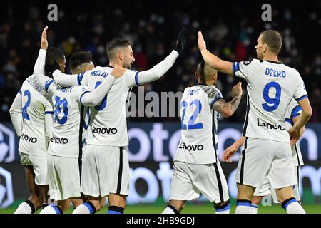 Salerno, Italie.17th décembre 2021.Roberto Gagliardini, milieu de terrain de l'Inter Milan, célèbre avec ses coéquipiers après avoir obtenu le score de 0-5 lors de l'US Salernitana vs Inter - FC Internazionale, football italien série A match à Salerno, Italie, décembre 17 2021 crédit : Independent photo Agency/Alay Live News Banque D'Images