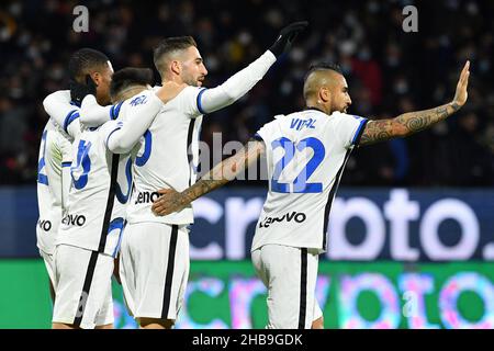 Stade Arechi, Salerno, Italie, 17 décembre 2021,Roberto Gagliardini, milieu de terrain de l'Inter Milan, fête avec ses coéquipiers après avoir obtenu le score de 0-5 lors du match de football américain Salernitana vs Inter - FC Internazionale - italie Serie A Banque D'Images