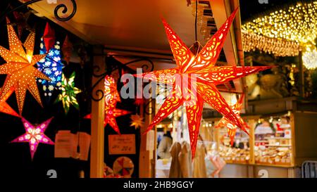 Décoration de Noël traditionnelle éclairée vendue sur un stand de Noël au marché de Noël 2021 dans le centre-ville de Düsseldorf/Allemagne. Banque D'Images