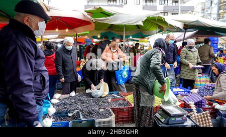 Izmir, Izmir, Turquie.11th décembre 2021.La Turquie augmente le salaire minimum de 50 pour cent contre le krach de Lira et le taux d'inflation élevé.Le président Recep Tayyip Erdogan a annoncé jeudi que le salaire minimum augmenterait de 50 pour cent à partir de l'année prochaine.D'autre part, aujourd'hui vendredi, la livre turque a atteint un nouveau record de 17 dollar.Après l'intervention de la Banque centrale d'Istanbul, le taux de change dollar/TL a baissé aux niveaux de 16,50.La bourse turque de Borsa Istanbul a fermé la semaine avec des baisses brutales et deux fois le disjoncteur.(Credit image: © Idil Toffolo/Pacific Press via ZUMA Press Wire) Banque D'Images