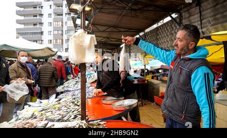 Izmir, Izmir, Turquie.11th décembre 2021.La Turquie augmente le salaire minimum de 50 pour cent contre le krach de Lira et le taux d'inflation élevé.Le président Recep Tayyip Erdogan a annoncé jeudi que le salaire minimum augmenterait de 50 pour cent à partir de l'année prochaine.D'autre part, aujourd'hui vendredi, la livre turque a atteint un nouveau record de 17 dollar.Après l'intervention de la Banque centrale d'Istanbul, le taux de change dollar/TL a baissé aux niveaux de 16,50.La bourse turque de Borsa Istanbul a fermé la semaine avec des baisses brutales et deux fois le disjoncteur.(Credit image: © Idil Toffolo/Pacific Press via ZUMA Press Wire) Banque D'Images