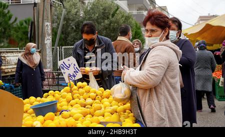 Izmir, Izmir, Turquie.11th décembre 2021.La Turquie augmente le salaire minimum de 50 pour cent contre le krach de Lira et le taux d'inflation élevé.Le président Recep Tayyip Erdogan a annoncé jeudi que le salaire minimum augmenterait de 50 pour cent à partir de l'année prochaine.D'autre part, aujourd'hui vendredi, la livre turque a atteint un nouveau record de 17 dollar.Après l'intervention de la Banque centrale d'Istanbul, le taux de change dollar/TL a baissé aux niveaux de 16,50.La bourse turque de Borsa Istanbul a fermé la semaine avec des baisses brutales et deux fois le disjoncteur.(Credit image: © Idil Toffolo/Pacific Press via ZUMA Press Wire) Banque D'Images