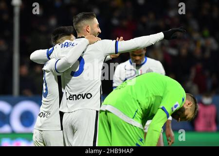 Salerno, Italie.17th décembre 2021.Roberto Gagliardini, milieu de terrain de l'Inter Milan, célèbre avec ses coéquipiers après avoir obtenu le score de 0-5 lors de l'US Salernitana vs Inter - FC Internazionale, football italien série A match à Salerno, Italie, décembre 17 2021 crédit : Independent photo Agency/Alay Live News Banque D'Images