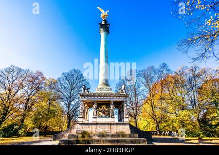 Ange de la paix à Munich en automne avec le soleil et de beaux nuages en arrière-plan Banque D'Images