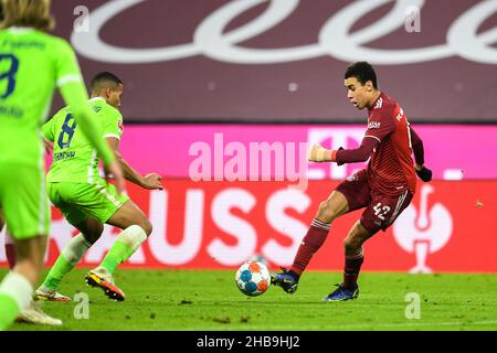 Munich, Allemagne.17th décembre 2021.Football: Bundesliga, Bayern Munich - VfL Wolfsburg, Matchday 17, à l'Allianz Arena.Jamal Musiala de Munich contrôle le ballon.NOTE IMPORTANTE: Conformément aux règlements de la DFL Deutsche Fußball Liga et de la DFB Deutscher Fußball-Bund, il est interdit d'utiliser ou d'avoir utilisé des photos prises dans le stade et/ou du match sous forme de séquences d'images et/ou de séries de photos de type vidéo.Credit: Tobias Hase/dpa/Alay Live News Banque D'Images