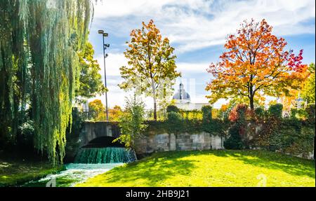 Une petite cascade dans le jardin anglais - le jardin anglais - le jardin anglais - à Munich. Banque D'Images